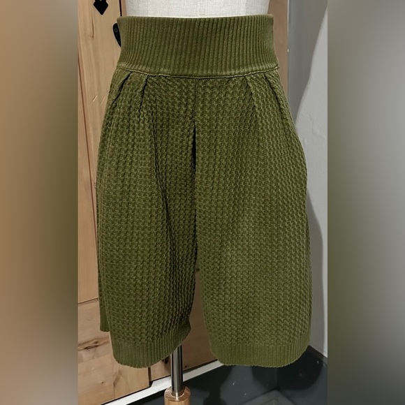 Divine Knits by Judit Olive Green Cable Knit Shorts – Cozy Fall Style 🍂 - Picture 2 of 5